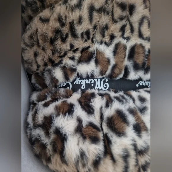 Minky Couture Leopard Print Cozy blanket - Picture 5 of 12